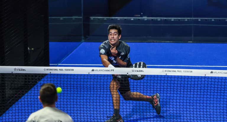 Chingotto pelea una bola en Premier Padel.