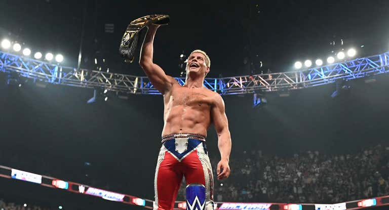 Cody Rhodes celebra su victoria en WWE Backlash Francia.