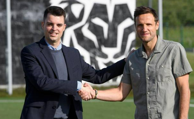 Mikel González, director deportivo del Athletic, posa con Gurpegui. ATHLETIC CLUB