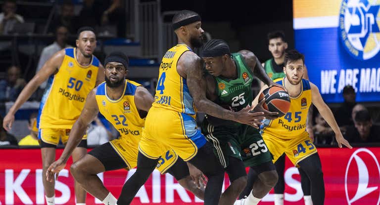 Una imagen del cuarto duelo de los playoffs de Euroliga entre Maccabi y Panathinaikos.