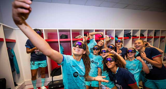Unas gafas de esquí al más puro estilo yankee y el DNI de Vicky López cuentan la fiesta liguera del Barça en Granada