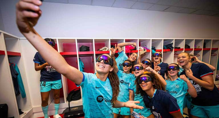 El selfie de las jugadoras del Barça en el vestuario del Nuevo Los Cármenes tras proclamarse campeonas de Liga F.