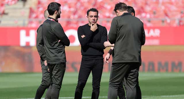 Tres mensajes caducos y una contradicción de Xavi que certifican el preocupante porvenir del Barça: «Veremos qué podemos hacer…»
