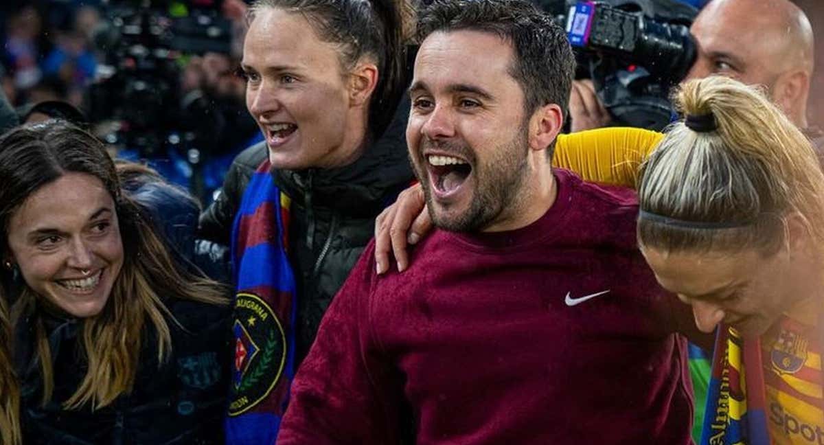 Mapi León, Graham Hansen, Jonatan Giráldez y Alexia Putellas, jugadoras y entrenador del FC Barcelona Femenino, celebran el triunfo y pase a la final de la Champions en Stamforc Bridge. /INSTAGRAM JONATAN GIRÁLDEZ