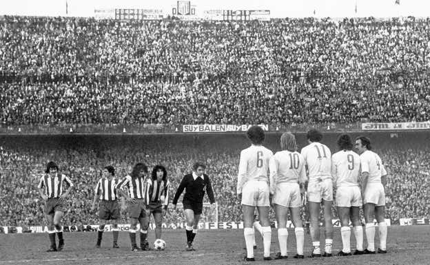 Partido de liga entre el Atlético de Madrid y el Real Madrid en el estadio Vicente Calderón, que terminó con el resultado de 1 a 0. En al imagen saque de falta con: Ayala y Rubén cano ante el balón, Leal y Alberto detrás; enfrente, del Bosque, Netzer, Roberto Martínez, Santillana y Pirri.  TEODORO NARANJO