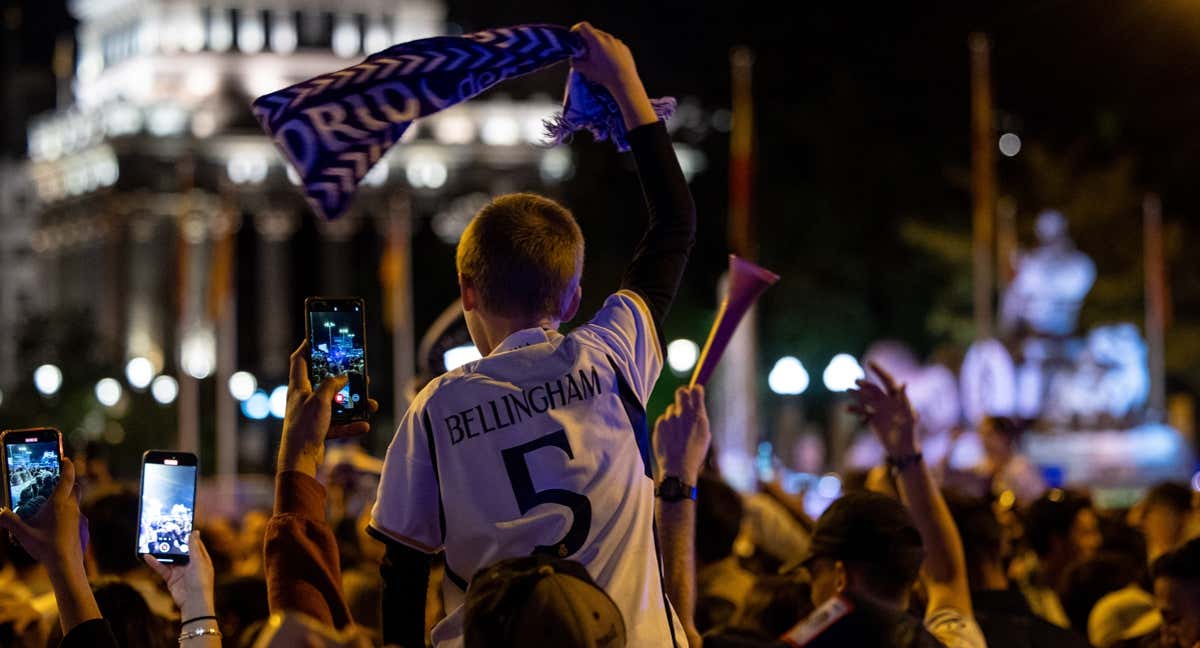 Aficionados del Real Madrid celebran el 36º título de Liga de los blancos. /EFE