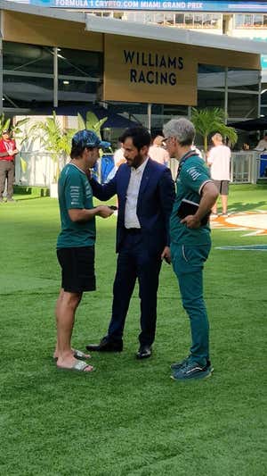 Fernando Alonso, charlando con Ben Sulayem, acompañado de Mike Krack.  PHILIP HORTON.