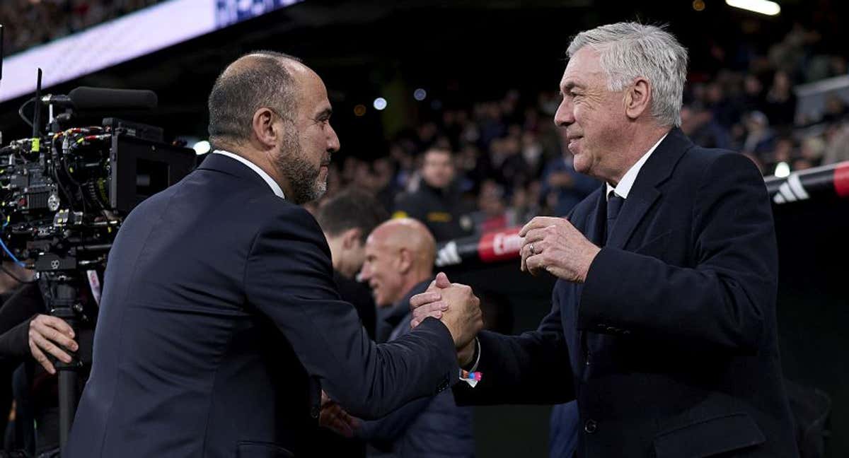 Chus Mateo se saluda con Carlo Ancelotti durante el homenaje al equipo de baloncesto en el Bernabéu tras ganar la Copa. /GETTY IMAGES/DIEGO SOUTO