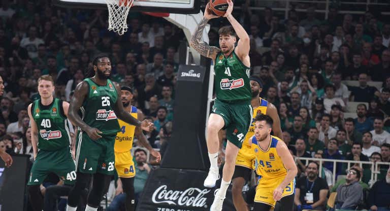 Juancho Hernangómez, durante el primer partido de los playoffs entre Panathinaikos y Maccabi.