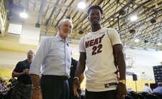 El tirón de orejas del mítico Pat Riley a Jimmy Butler: «Si no estás en pista, cállate»