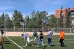 Una batalla entre padres en un partido de fútbol base desespera a los clubes: “¿Qué podemos hacer, expulsar a un niño de siete años?”