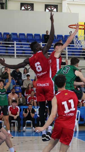 Traoré trata de taponar a un jugador del Joventut. FEB