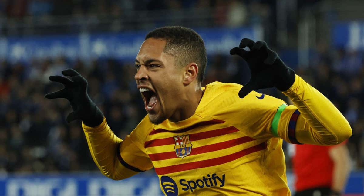Vitor Roque celebra uno de sus dos goles con la camiseta del Barcelona.