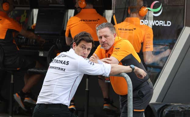 Toto Wolff y Zak Brown, charlando en el pit lane.  AFP