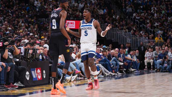 Anthony Edwards celebra uno de sus triples en el segundo partido frente a Denver Nuggets/ GETTY IMAGES