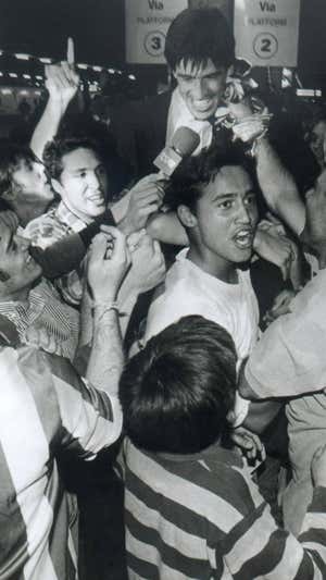 Aquino, a hombros en Santa Justa. ABC