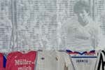 Las cinco camisetas más especiales de Juanito vuelven a casa 32 años después: “Cuando vi la foto no pude parar de llorar”