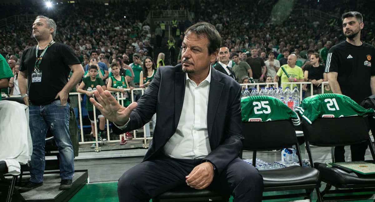 Ergin Ataman, en el banquillo de Panathinaikos durante el quinto partido ante Maccabi. /GETTY IMAGES