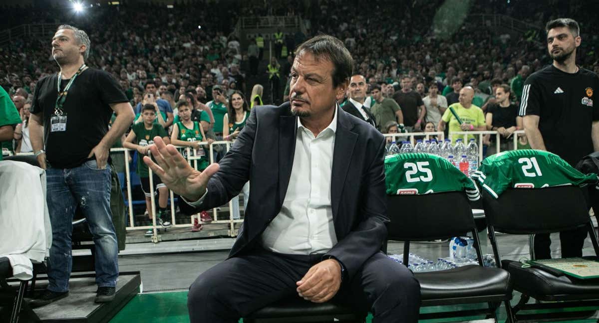 Ergin Ataman, en el banquillo de Panathinaikos durante el quinto partido ante Maccabi.