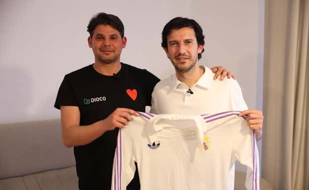 José Fouto posa con Roberto Gómez y una camiseta que perteneció a Juanito.  SERGIO CERQUEIRA