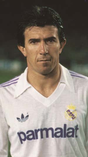 Juanito posa con la camiseta del Real Madrid.  ABC