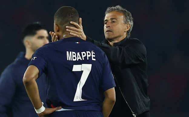 Luis Enrique consuela a Mbappé después de la eliminación.  REUTERS