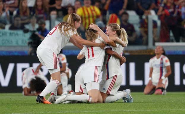 Las jugadoras del Olympique de Lyon femenino celebrando el título de Champions ante el Barça.  REUTERS