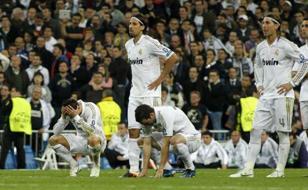 Los jugadores del Madrid, cabizbajos en la tanda de penaltis de 2012 frente al Bayern. ABC