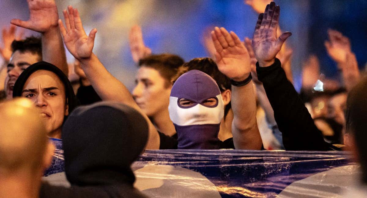 Imagen de varios ultras celebrando el título del Real Madrid camino a Cibeles el pasado 4 de mayo.