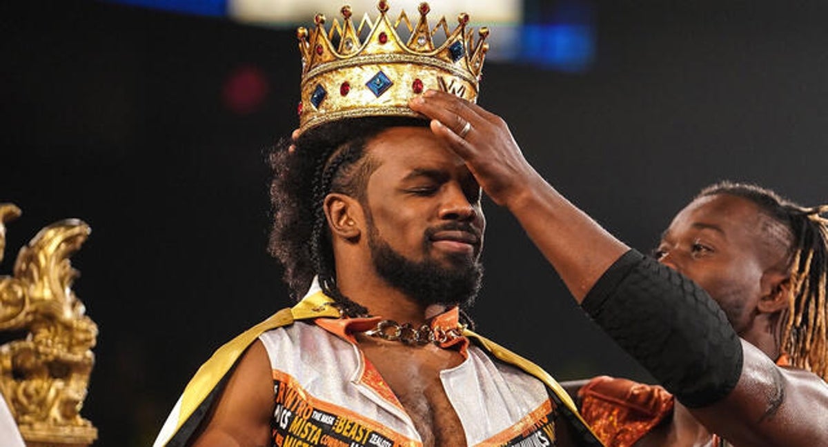 Kofi Kingston corona a Xavier Woods como Rey del Ring en 2021.