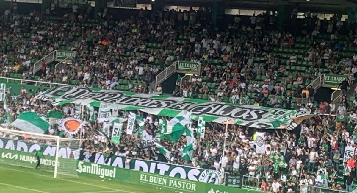 Aficionados del Racing en el Sardinero. /DM