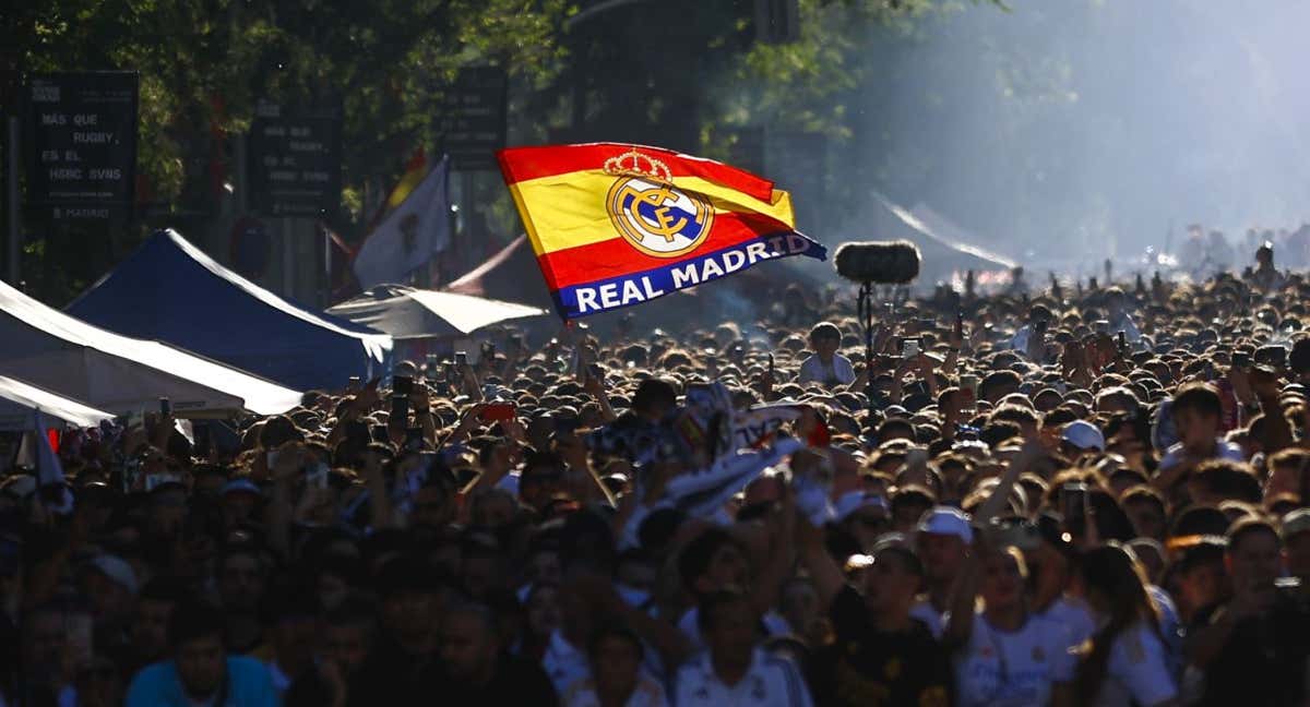 El Real Madrid llegó al Bernabéu y vivió un recibimiento propio de las grandes noches. /EFE