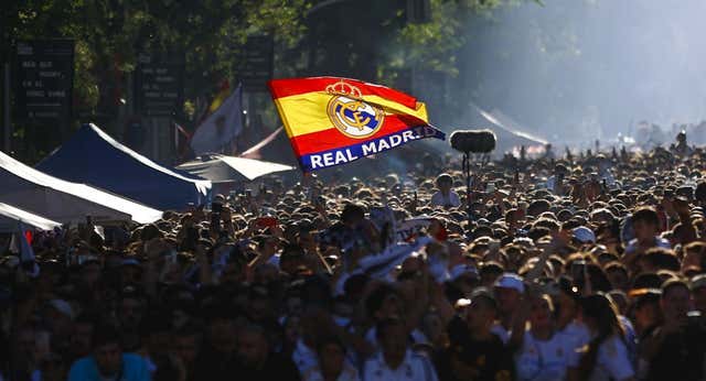 Un estruendo, pelotas de goma y cargas policiales en  la llegada del Real Madrid al Bernabéu: «Se han pasado tres pueblos»