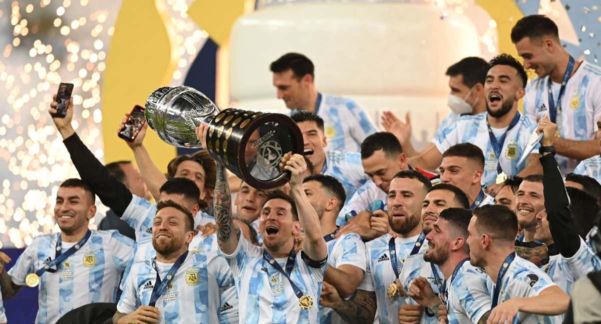 Messi con la Copa América en 2021.