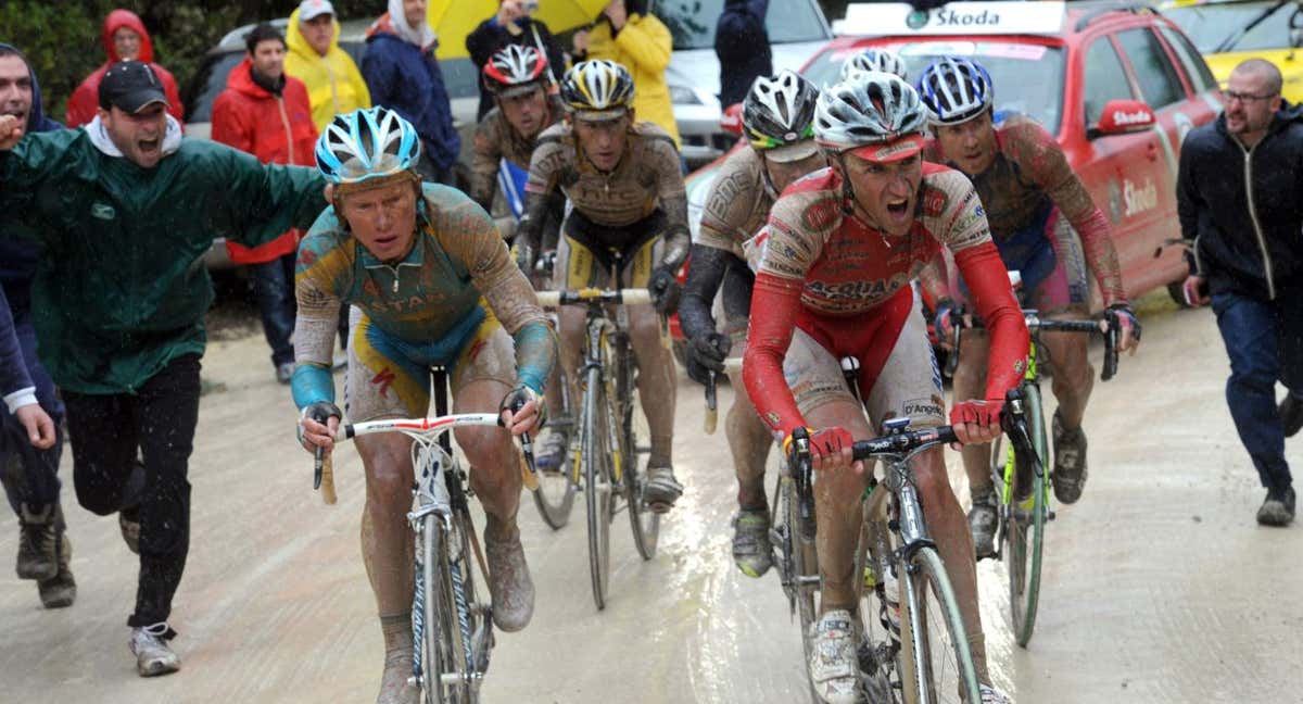 Vinokurov, Garzelli y Evans ruedan sobre el barro en una fuga en la que, al fondo a la izquierda, se ve al español David Arroyo, segundo en aquel Giro de 2010./AFP