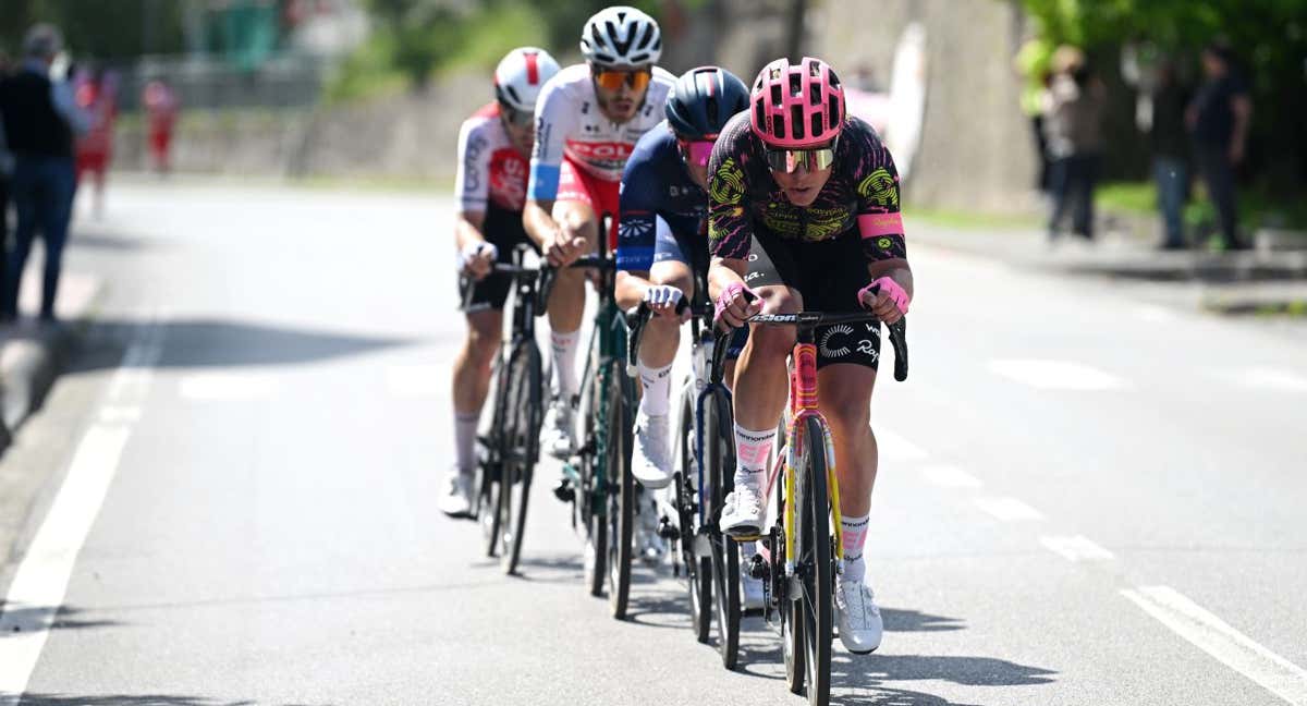 Michael Valgren lidera la fuga en la quinta etapa del Giro.