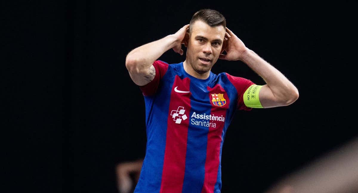 El capitán Sergio Lozano se lamenta tras la derrota en la final de la UEFA Futsal Champions League. /FCB SALA