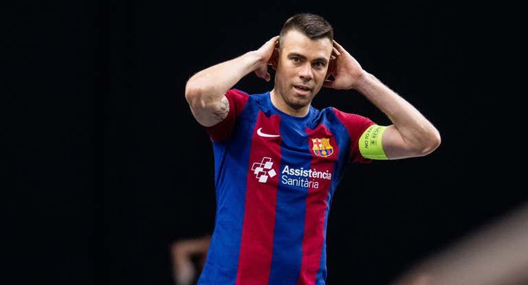 El capitán Sergio Lozano se lamenta tras la derrota en la final de la UEFA Futsal Champions League.