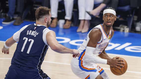 Shai Gilgeous-Alexander busca a un compañero ante la defensa de Doncic./Efe