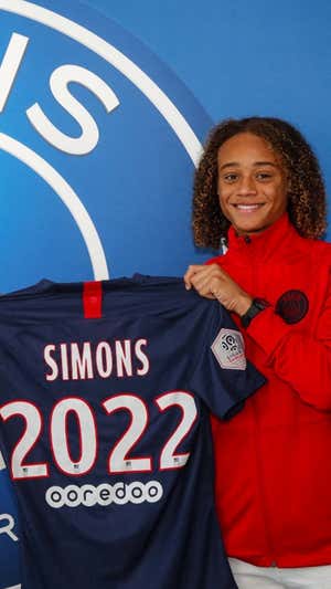 Xavi Simons, en su firma con el PSG.  Agencias