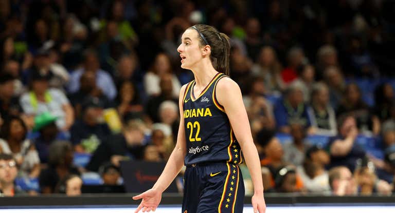 Caitlin Clark durante su debut con el equipo de Indiana.