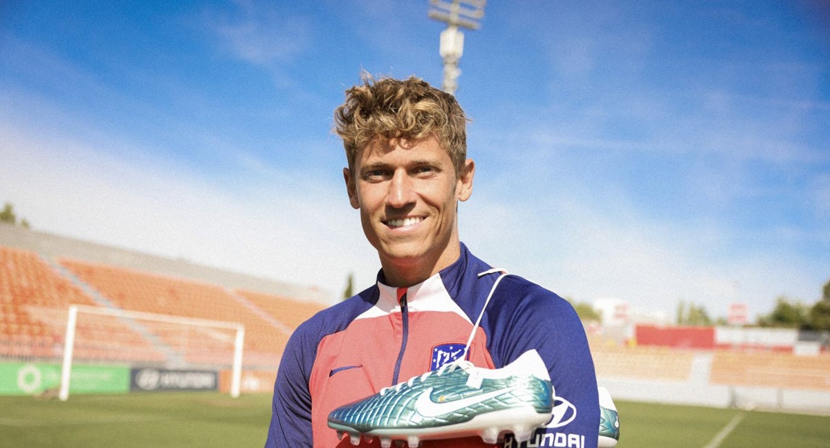Marcos Llorente posa para Relevo tras la entrevista.