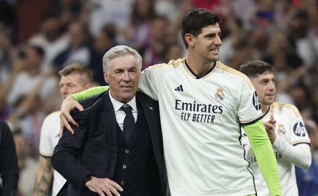 Ancelotti, con Courtois.  REUTERS