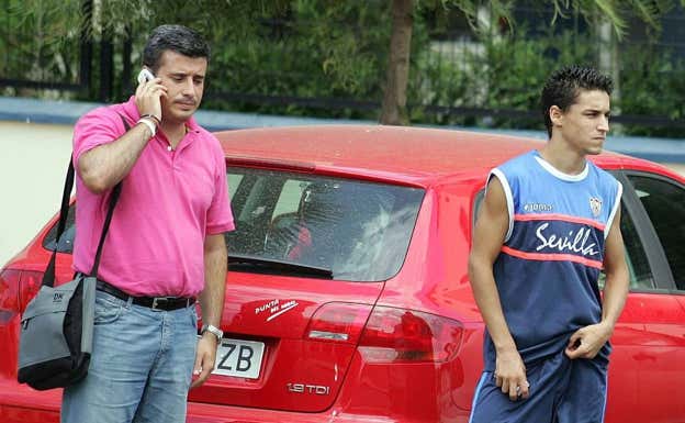 Miguel Ángel Gómez junto a un joven Jesús Navas. ABC