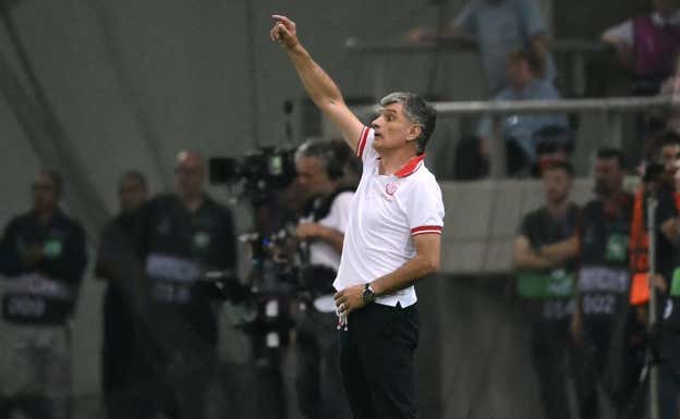 Mendilibar da instrucciones durante el triunfo contra el Aston Villa. EFE
