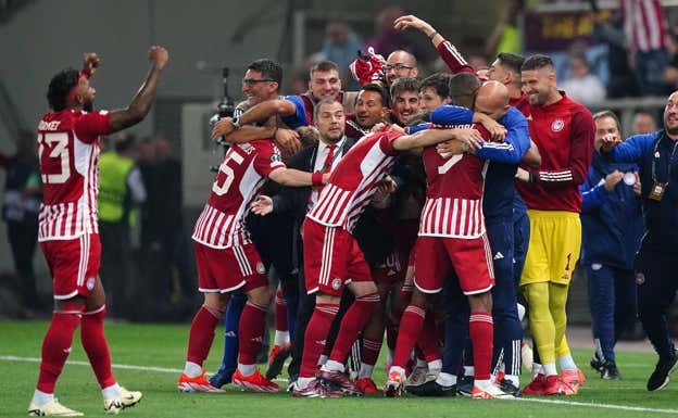 Los futbolistas de Olympiacos celebran uno de los goles. EP