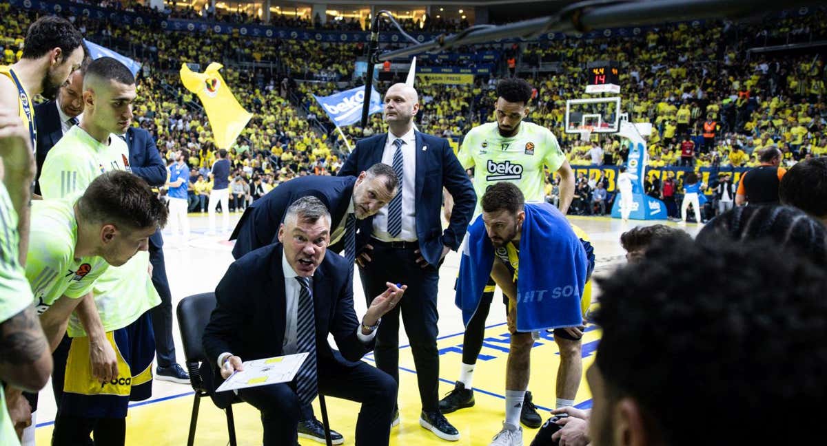 Saras Jasikevicius durante un tiempo muerto de la serie ante AS Mónaco. /GETTY IMAGES