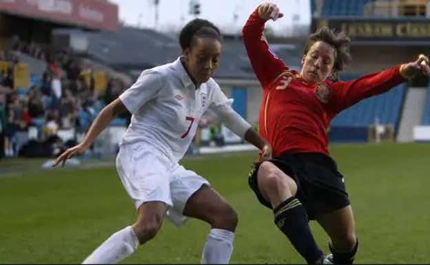 Sonia Vesga pugna por un balón con Jess Clarke durante un partido ante Inglaterra.  GETYY