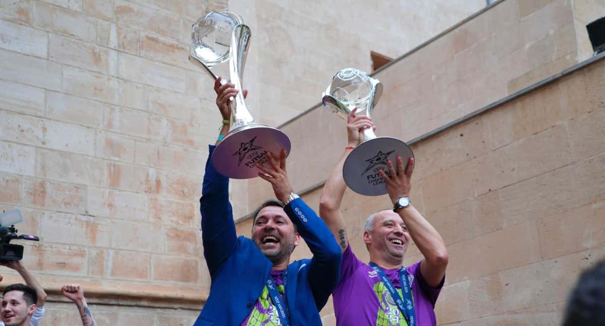 José Tirado y Antonio Vadillo posan con las dos UEFA Futsal Champions League logradas por el club balear.