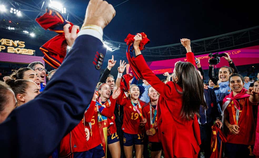 La reina Letizia se vuelve a subir al fútbol femenino con el recuerdo de su 'locura' en la final del Mundial